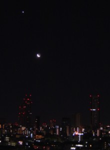 新宿に昇る細い月と金星