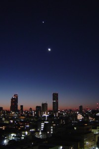 新宿に昇る細い月と金星とアンタレス